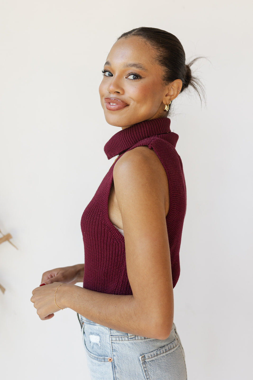 mode, turtleneck knit sleeveless top