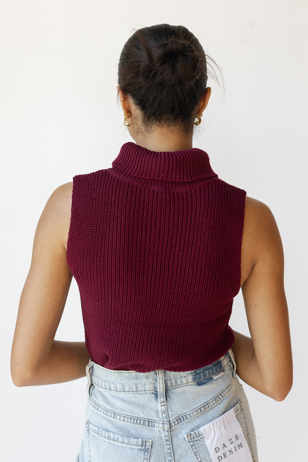 mode, turtleneck knit sleeveless top