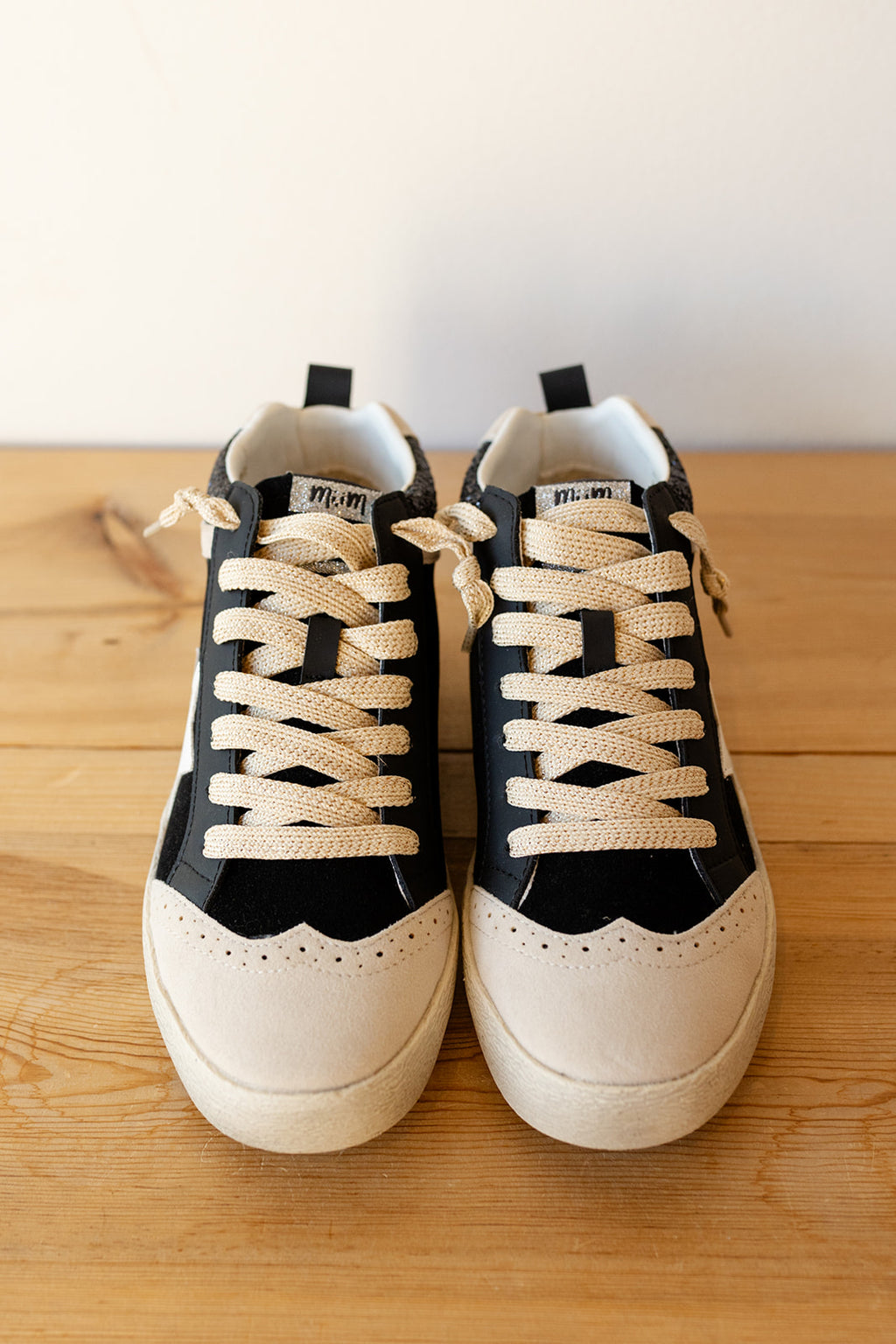 mode, daisy sneakers