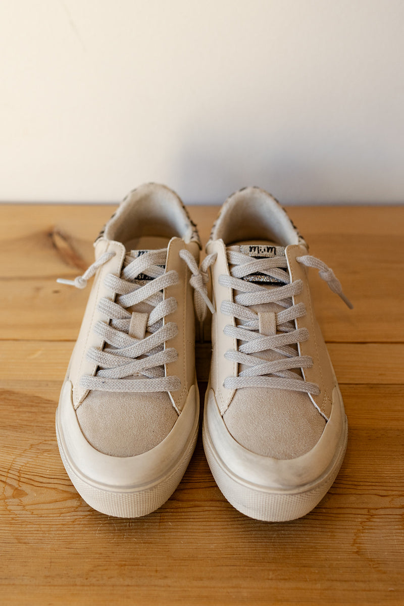 mode, amber sneakers