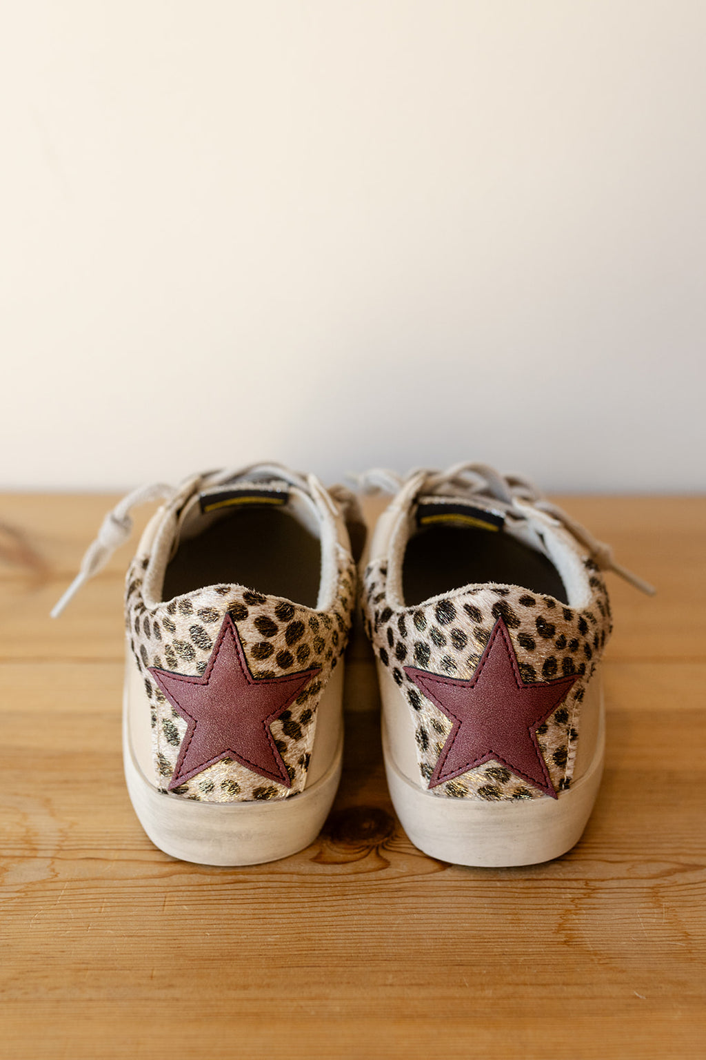 mode, amber sneakers