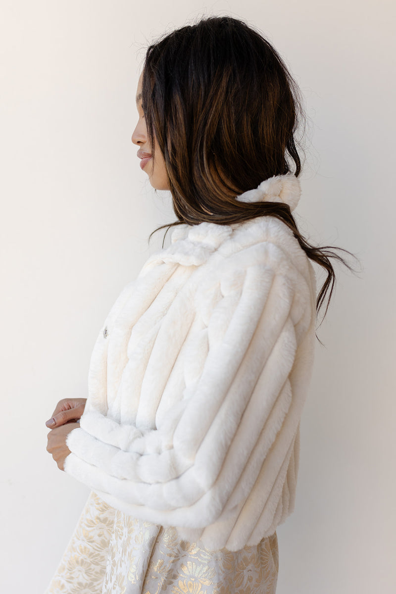 mode, blanche faux fur coat