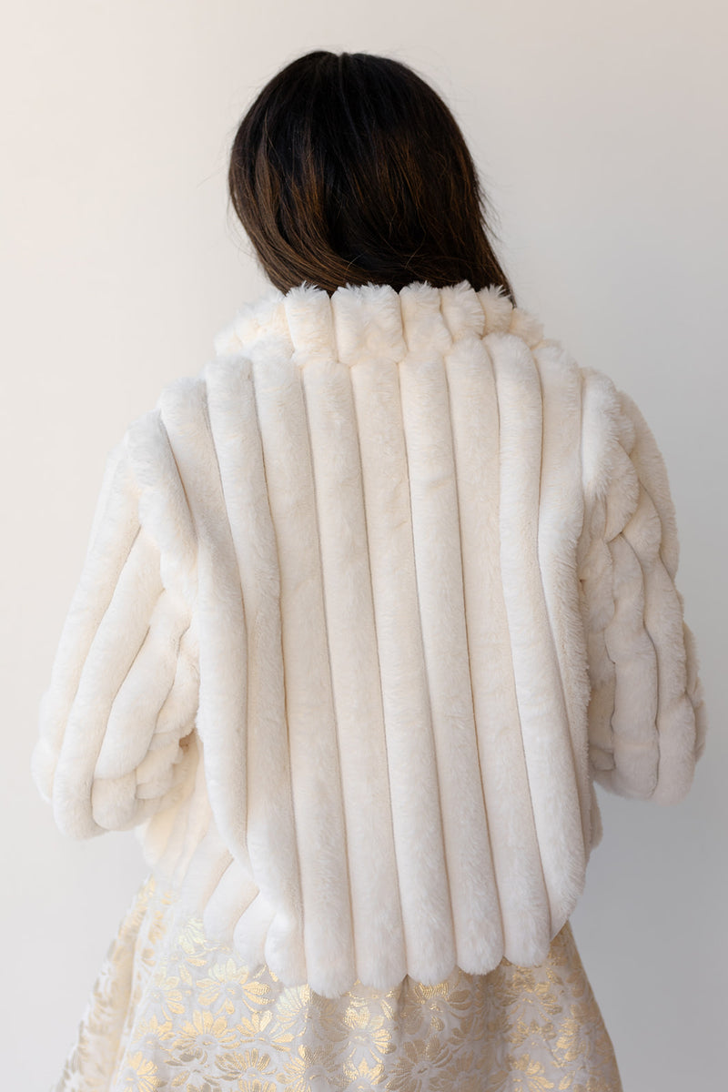 mode, blanche faux fur coat