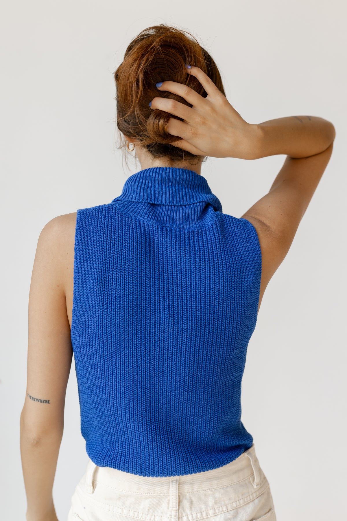 mode, turtleneck knit sleeveless top