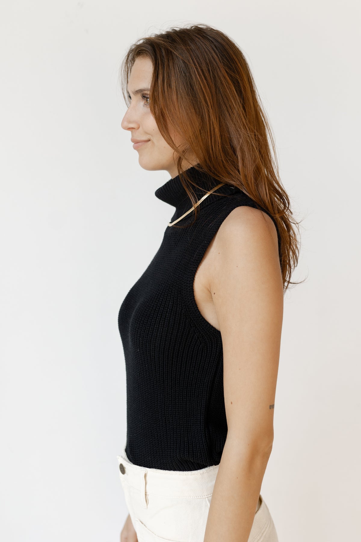 mode, turtleneck knit sleeveless top
