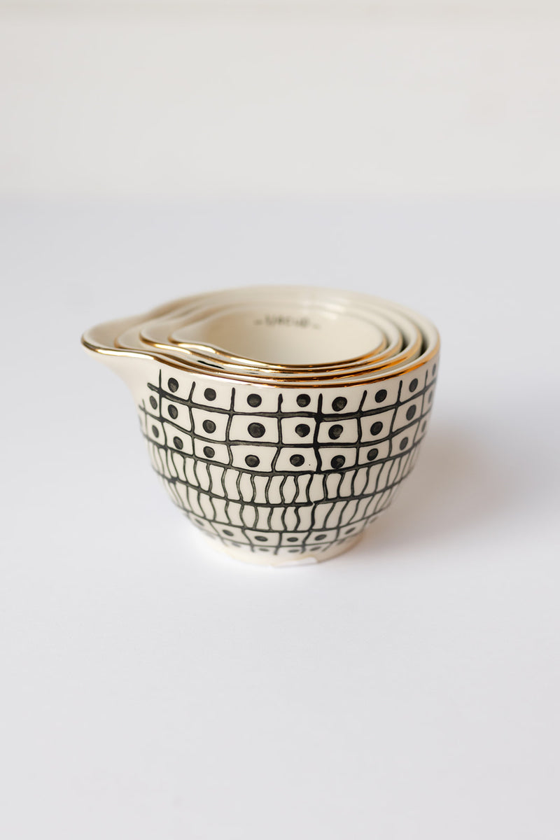 mode, nyomi measuring cups, black + white