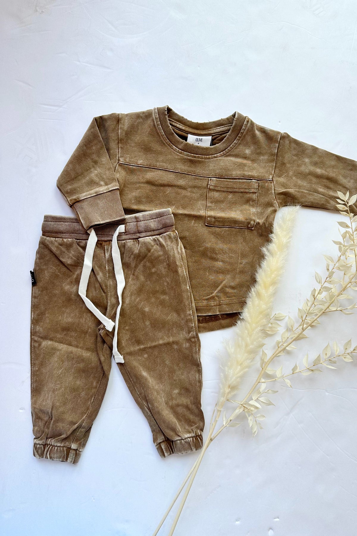 mode, dusty jogger set