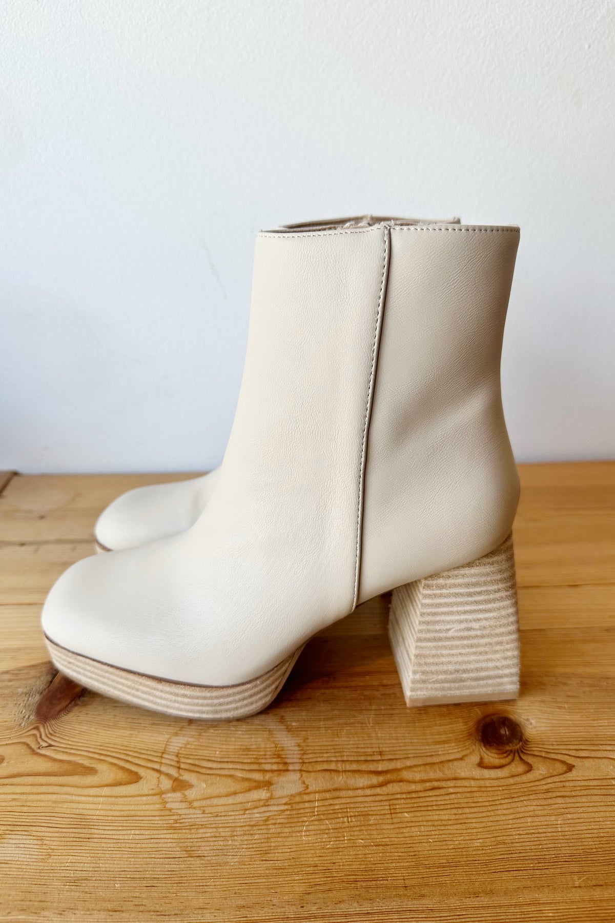 mode, shakira boots