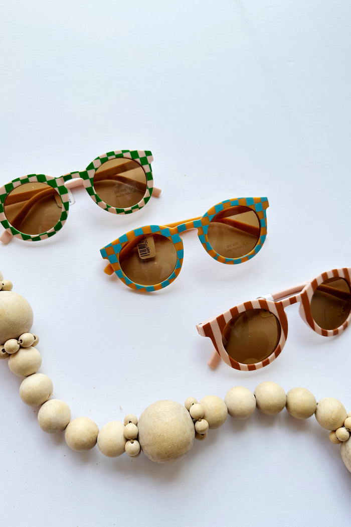 mode, retro groovy kids sunnies
