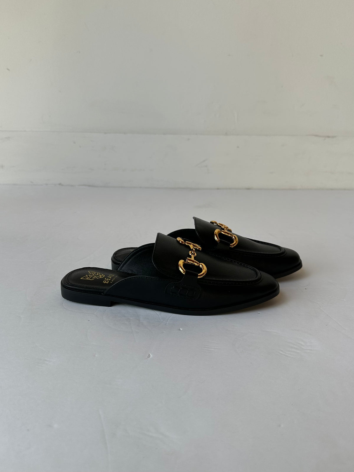 vivian flat mule