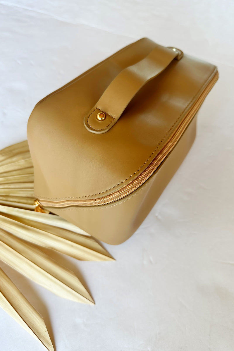 mode, beige makeup bag