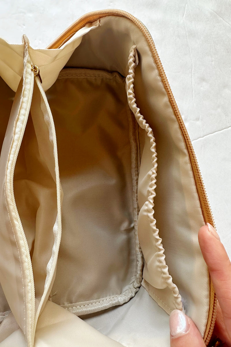 mode, beige makeup bag