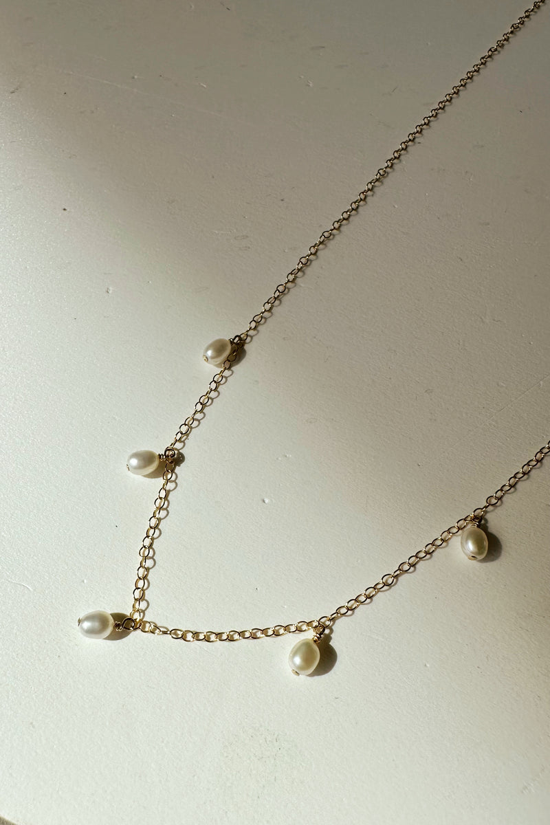 mode, five pearl necklace