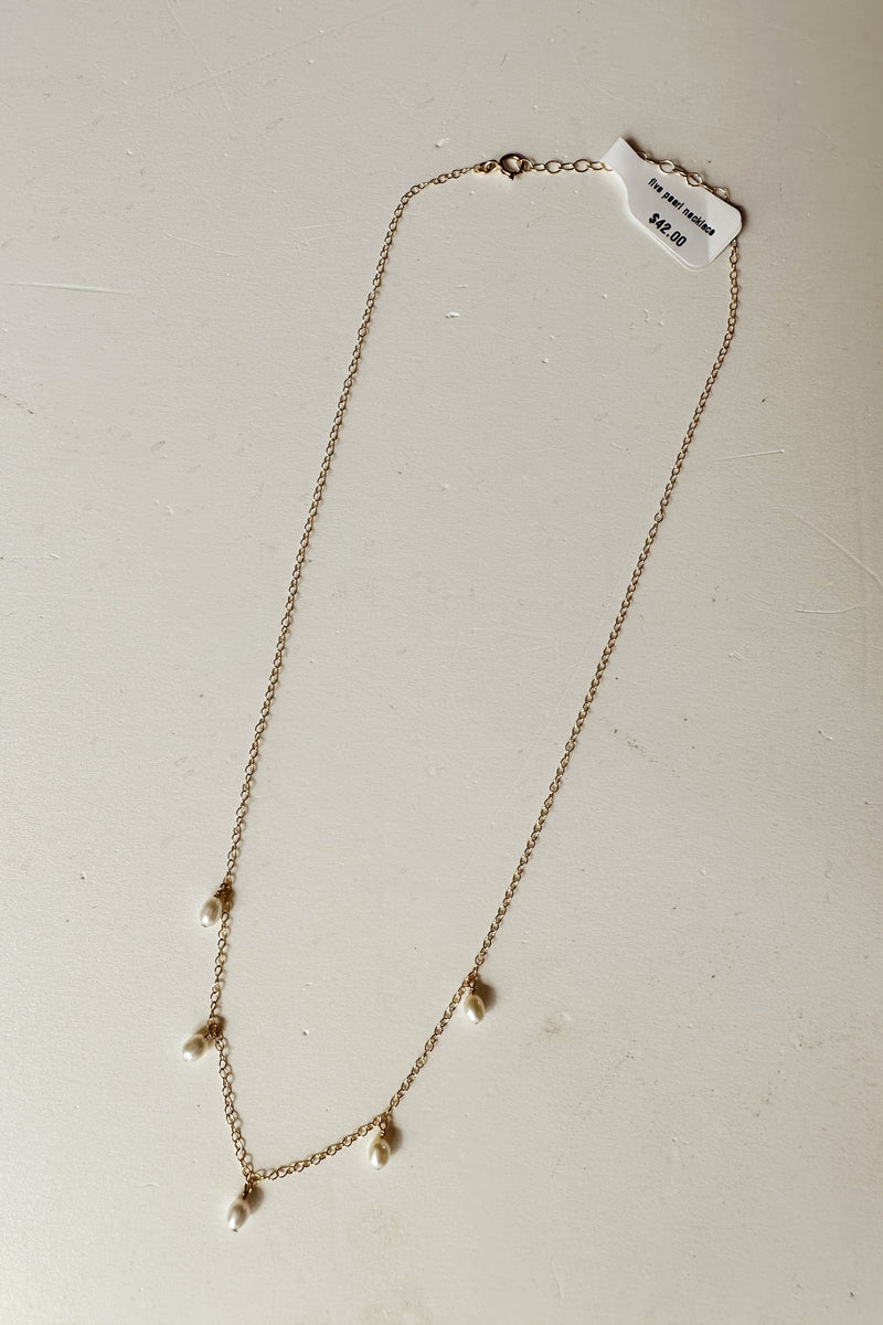 mode, five pearl necklace