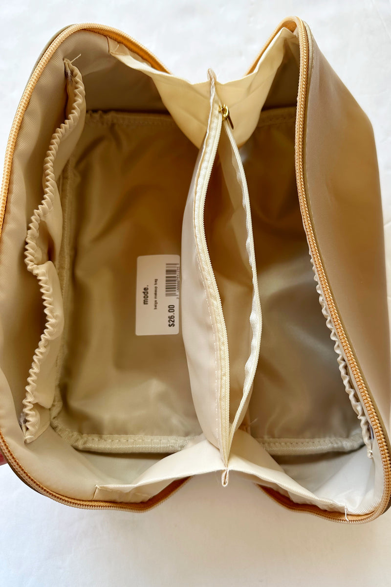 mode, beige makeup bag