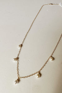 mode, five pearl necklace
