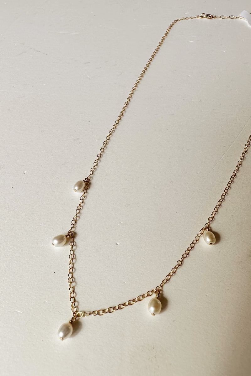 mode, five pearl necklace