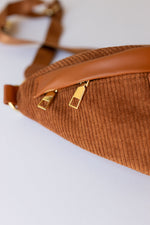 mode, lila fanny pack