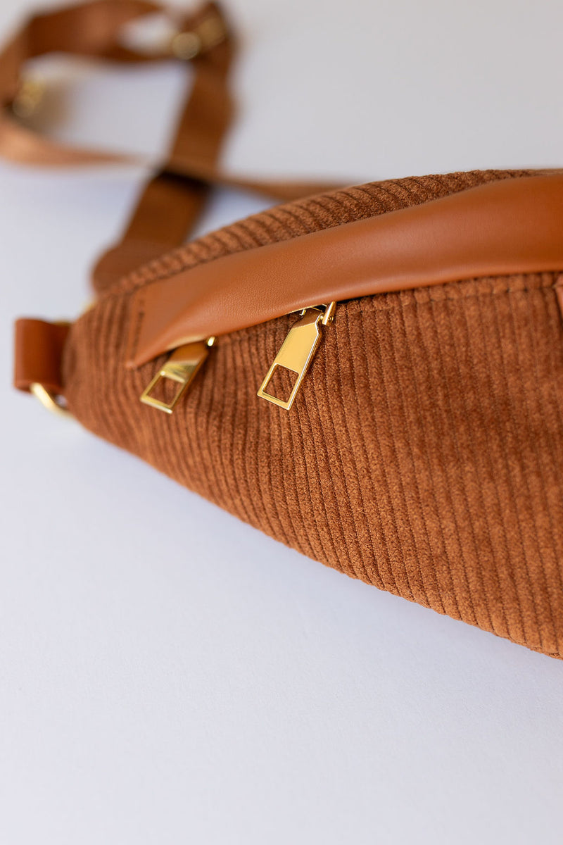 mode, lila fanny pack