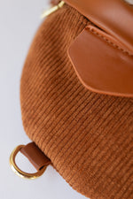 mode, lila fanny pack