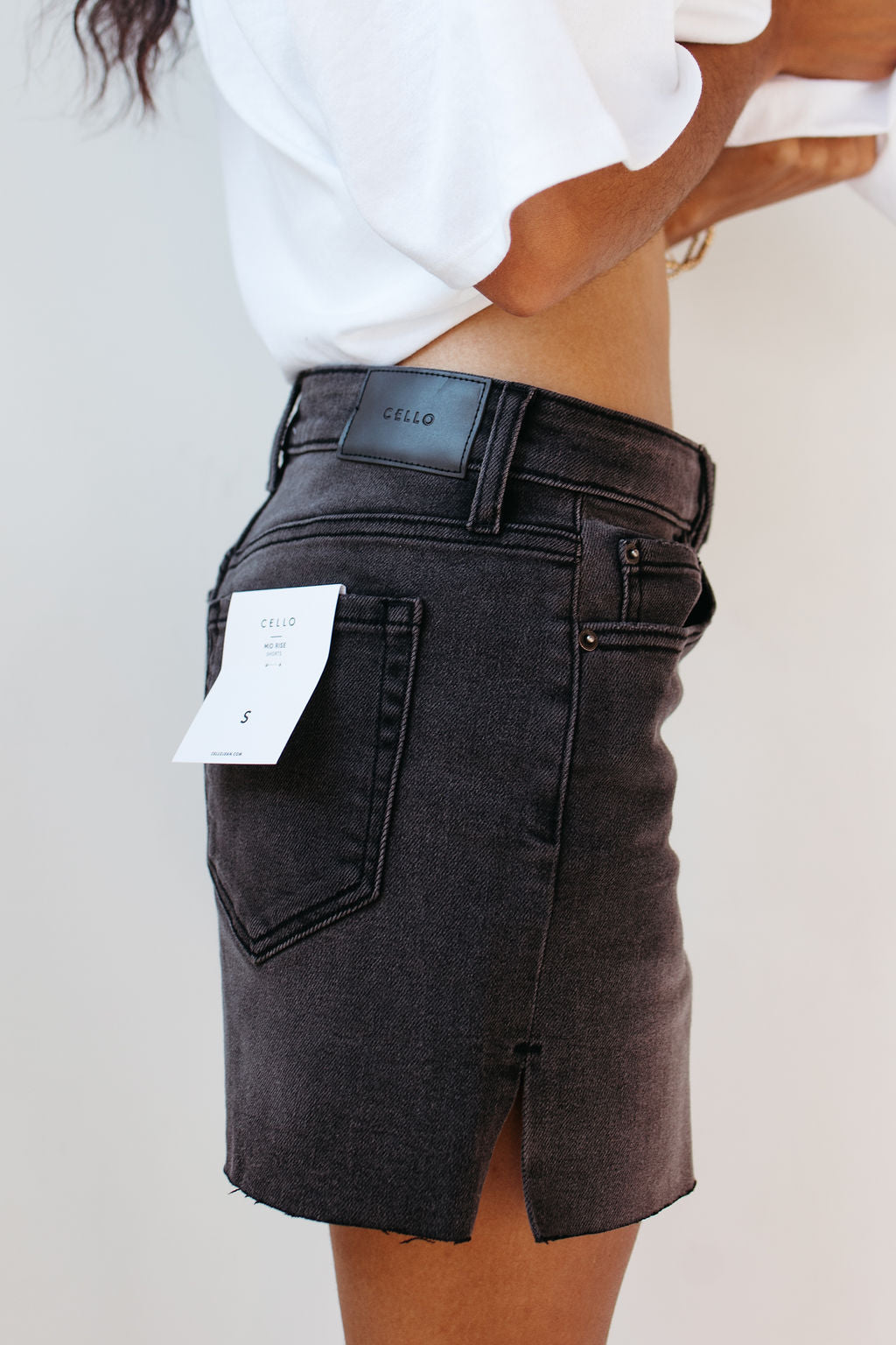 elle side slit denim shorts