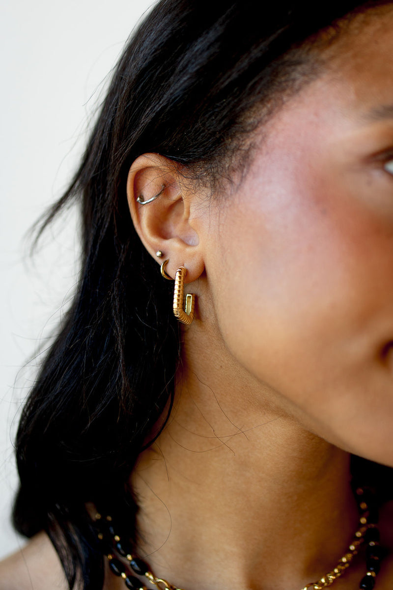 mode, larna hoops
