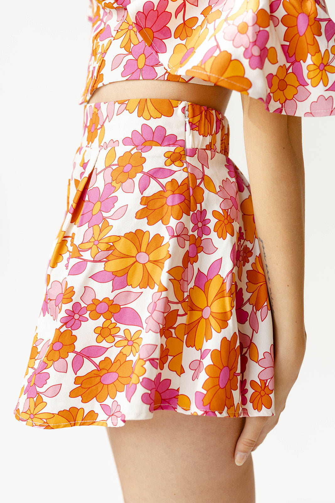 mode, farrah flower shorts