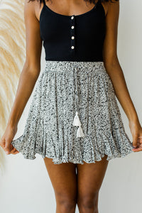 mode, daisy ruffle mini skirt