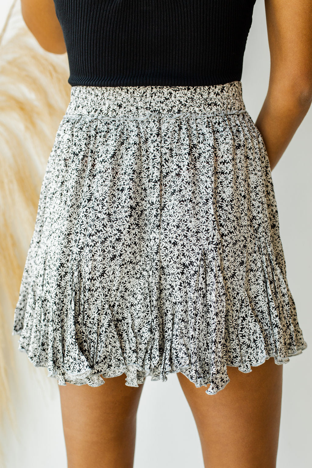 mode, daisy ruffle mini skirt