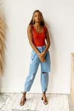 mode, distressed jogger denim