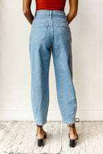 mode, distressed jogger denim