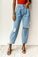mode, distressed jogger denim