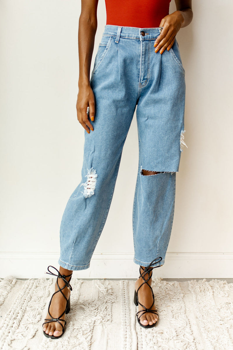 mode, distressed jogger denim