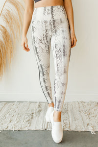 mode, snake leggings