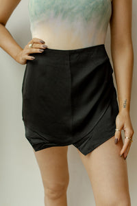 mode, pleat detail satin skort