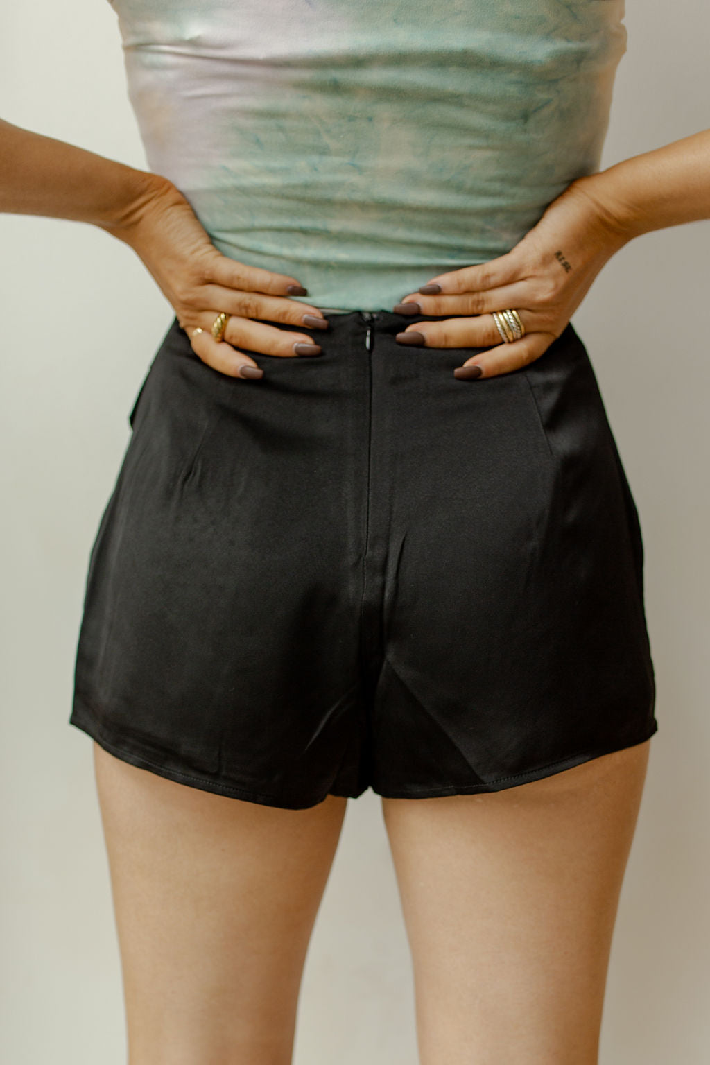 mode, pleat detail satin skort