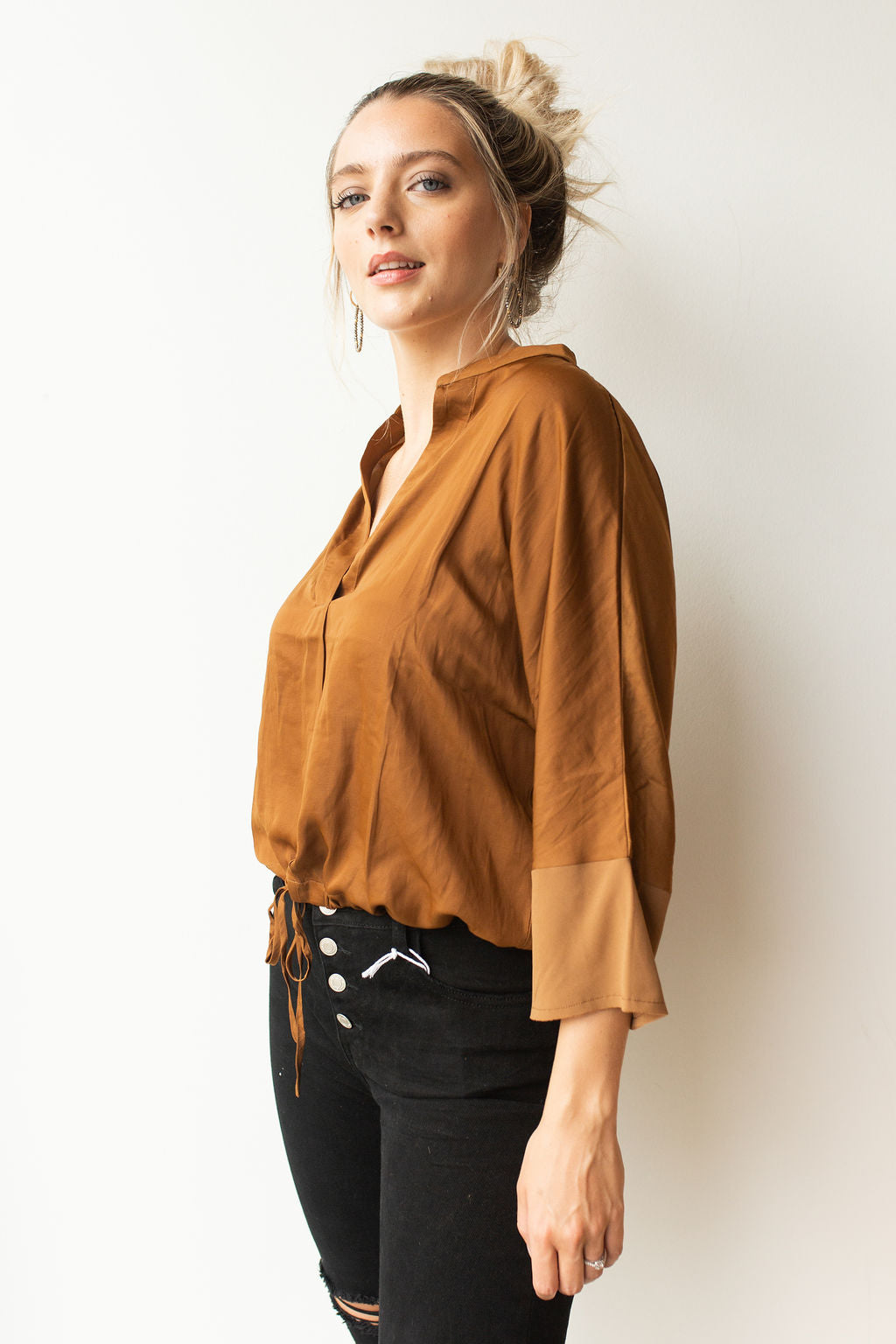 mode, contrast sleeve satin blouse