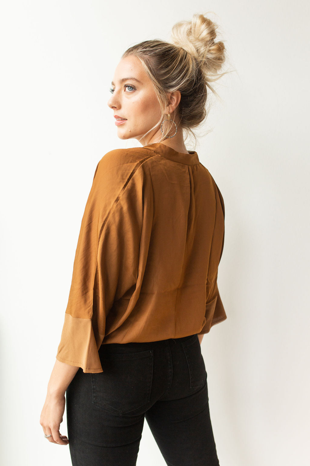 mode, contrast sleeve satin blouse