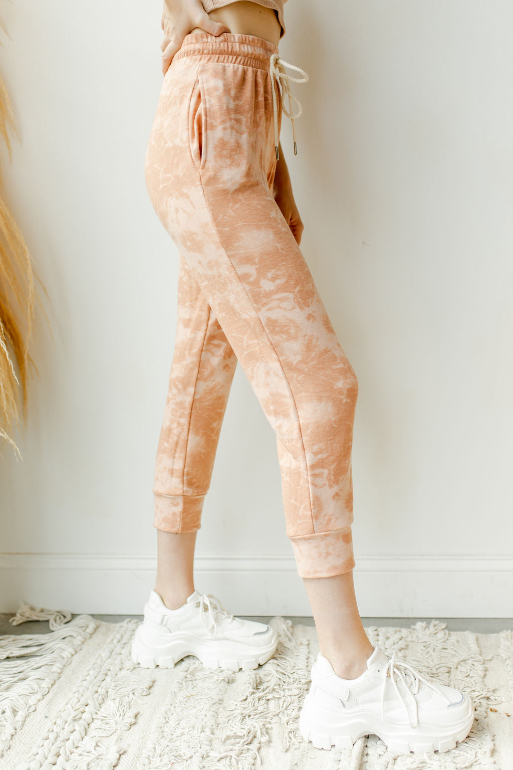 mode, marsala joggers