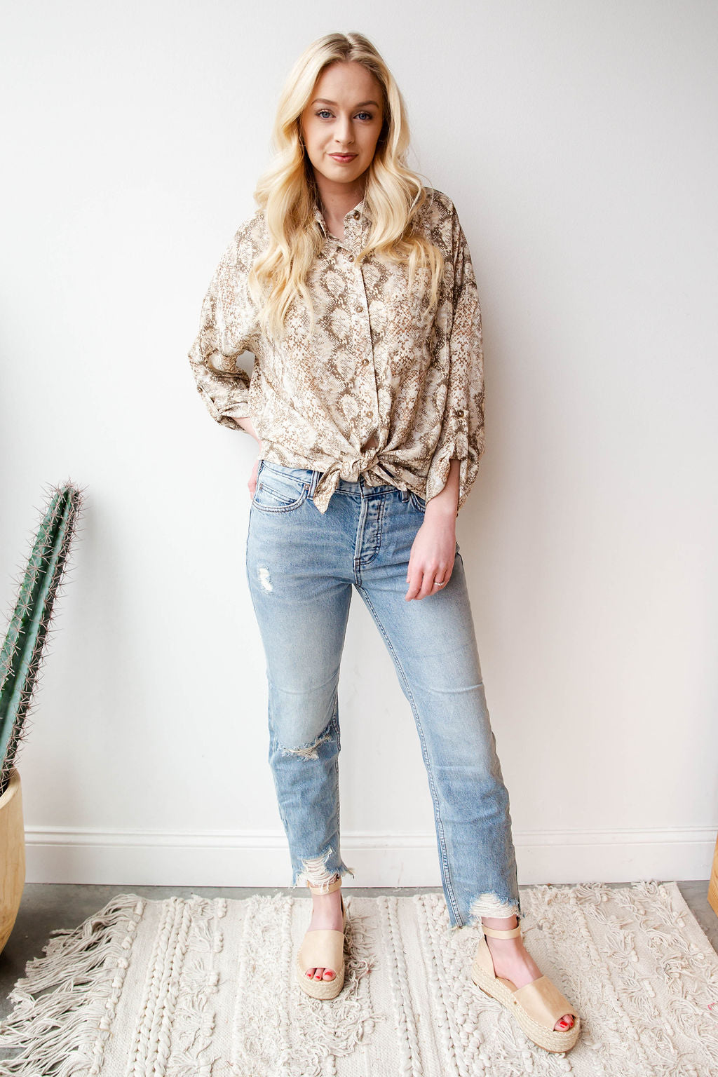 mode, snake print blouse