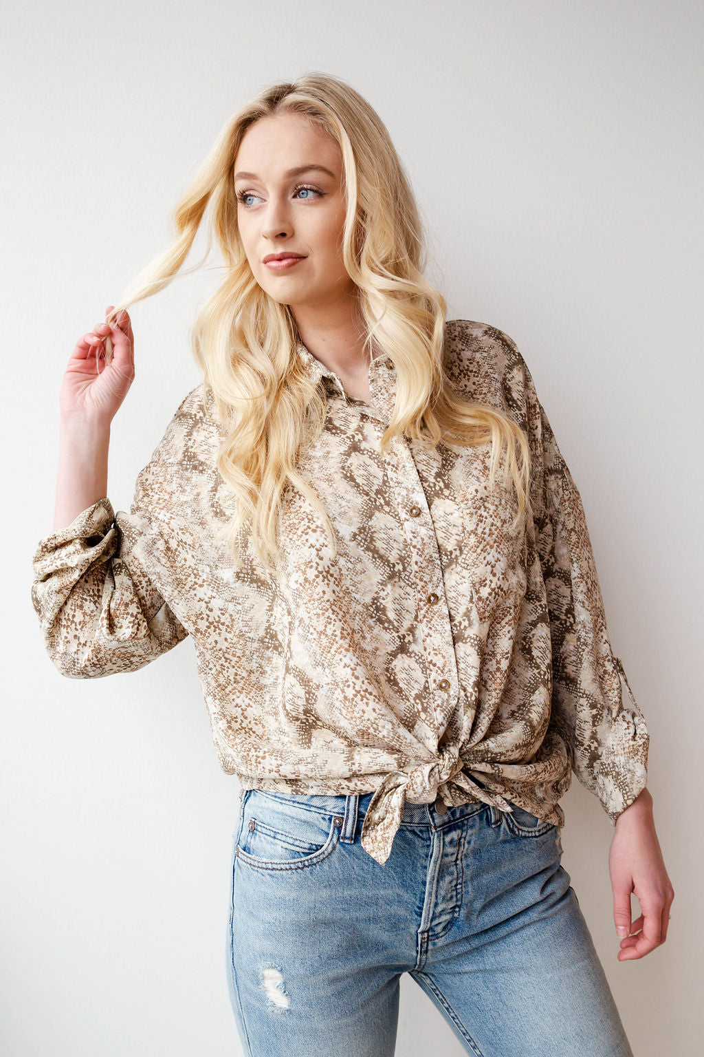 mode, snake print blouse