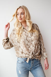 mode, snake print blouse