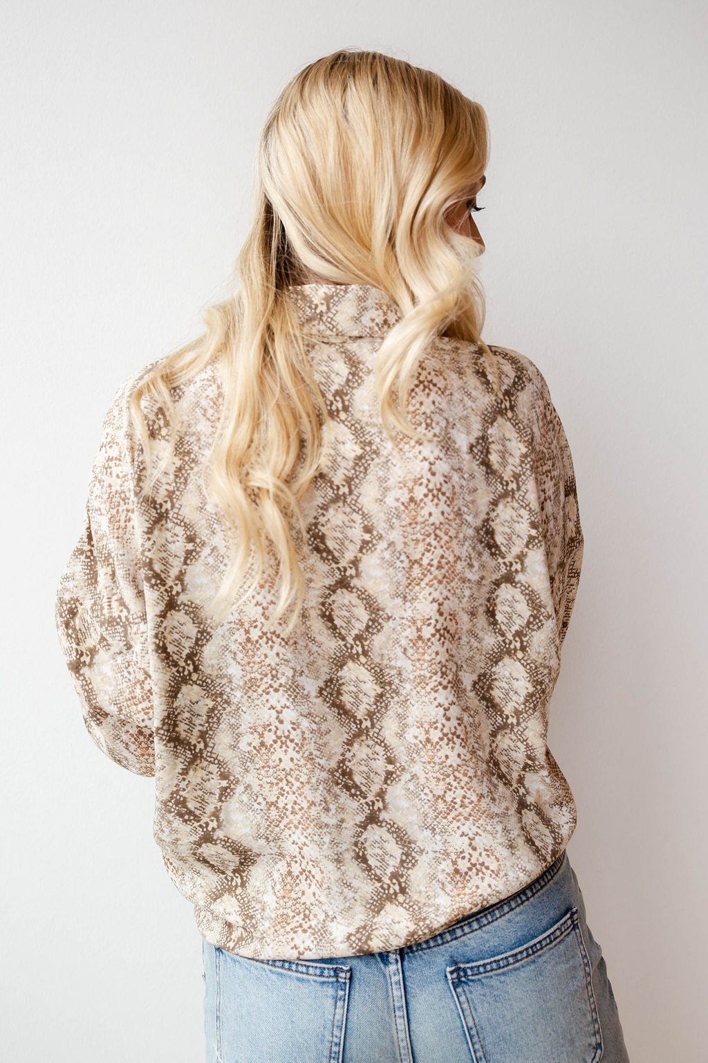 mode, snake print blouse