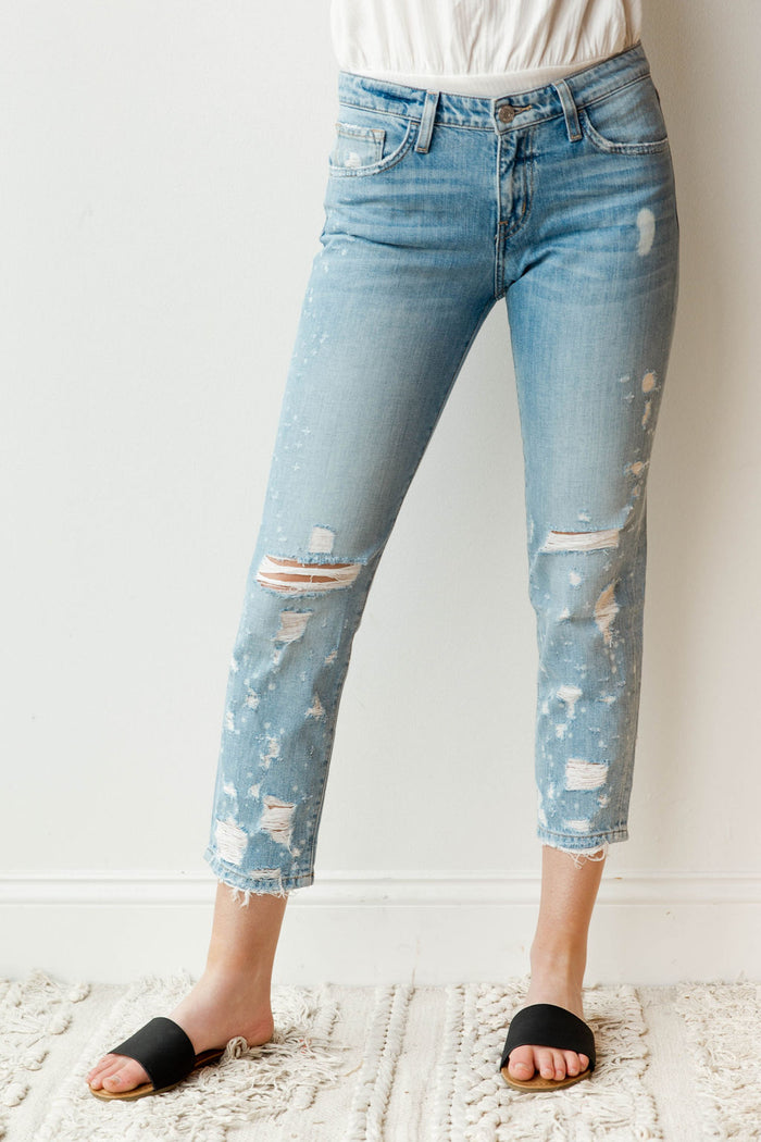 mode, dremeled boyfriend jeans