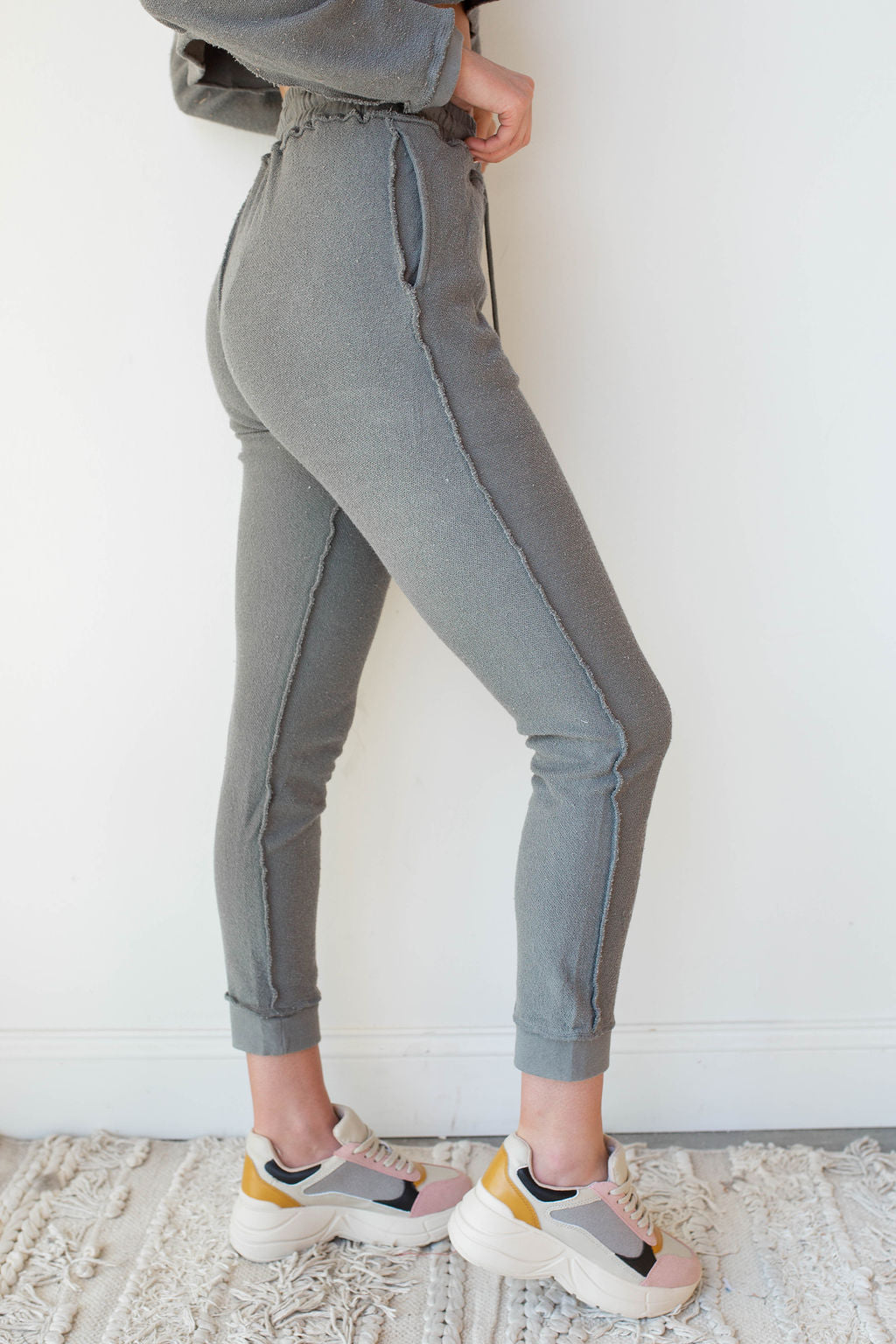 mode, Morning coffee Jogger pants inside out seam
