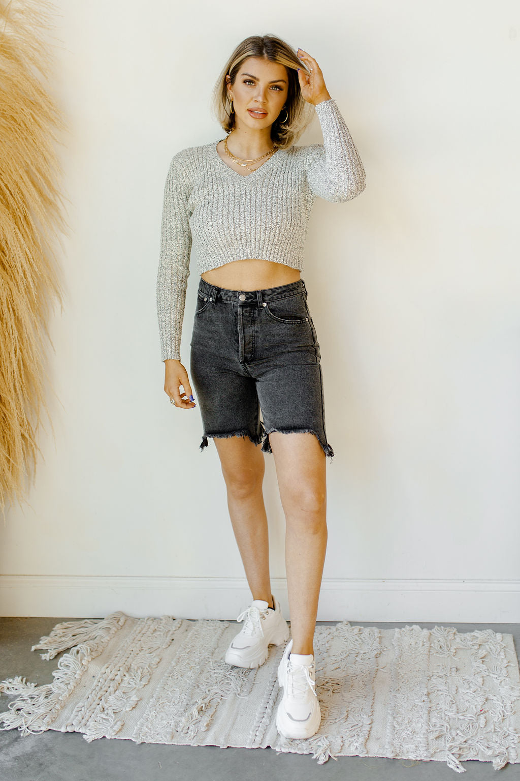 mode, static knit v neck sweater