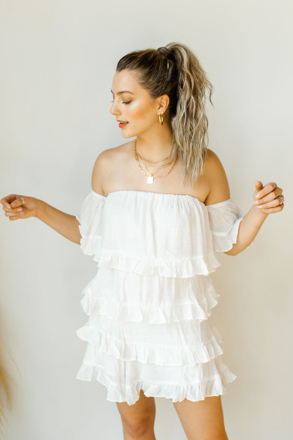 mode, open shoulder ruffle dress