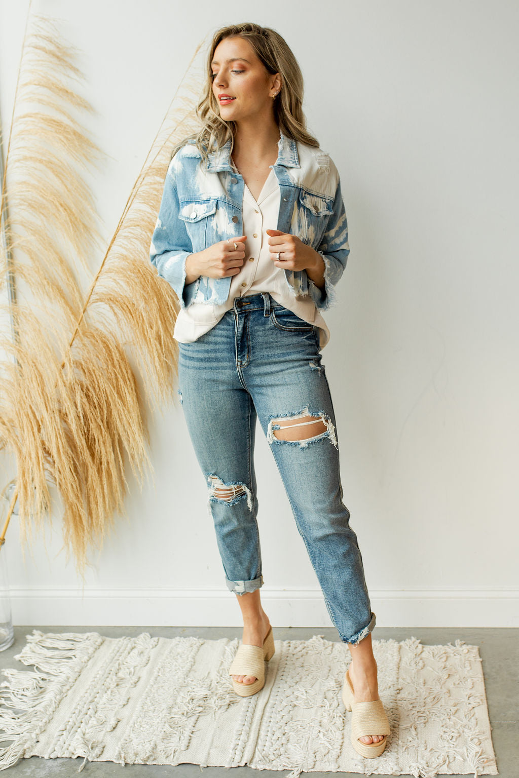 mode, distressed bleach dye denim jacket