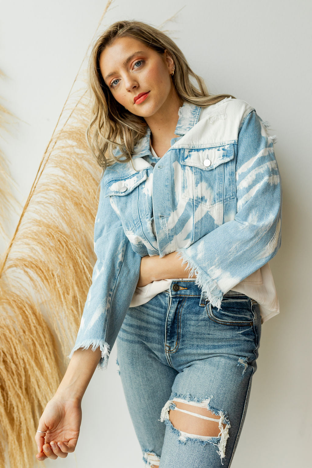 mode, distressed bleach dye denim jacket