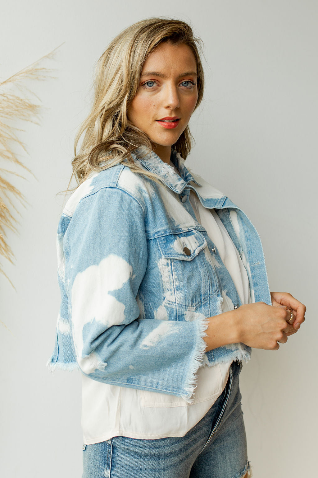 mode, distressed bleach dye denim jacket